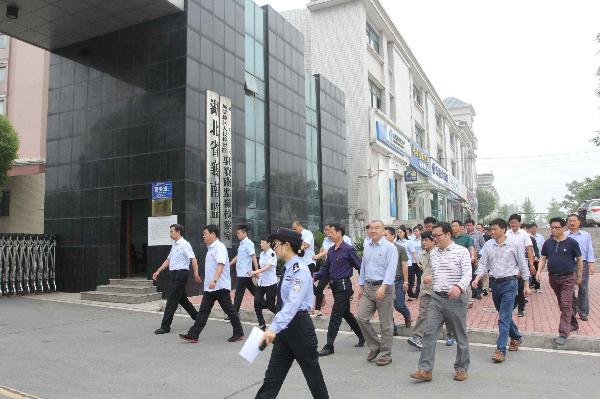 6月7日,汉江局党委组织在襄党员干部到襄南监狱开展警示教育